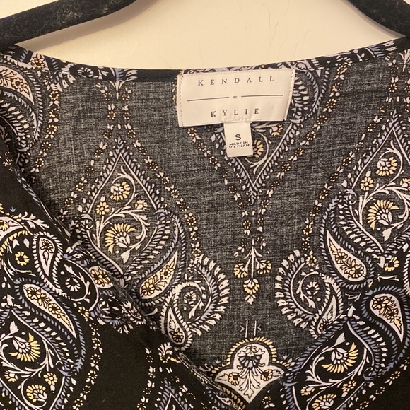 Kendall + Kylie cropped paisley wide sleeve top - Picture 2 of 5